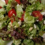 Frisse salade met basilicumdressing