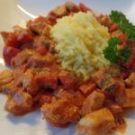 Kip tandoori met rijst en pinda's